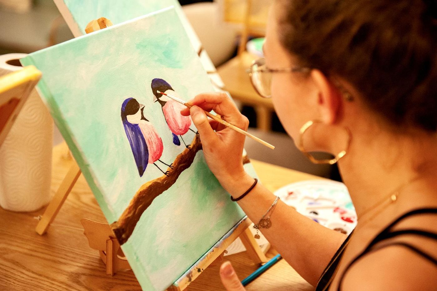 Atelier créatif de peinture à Montpellier en ambiance café, participants et Joséphine